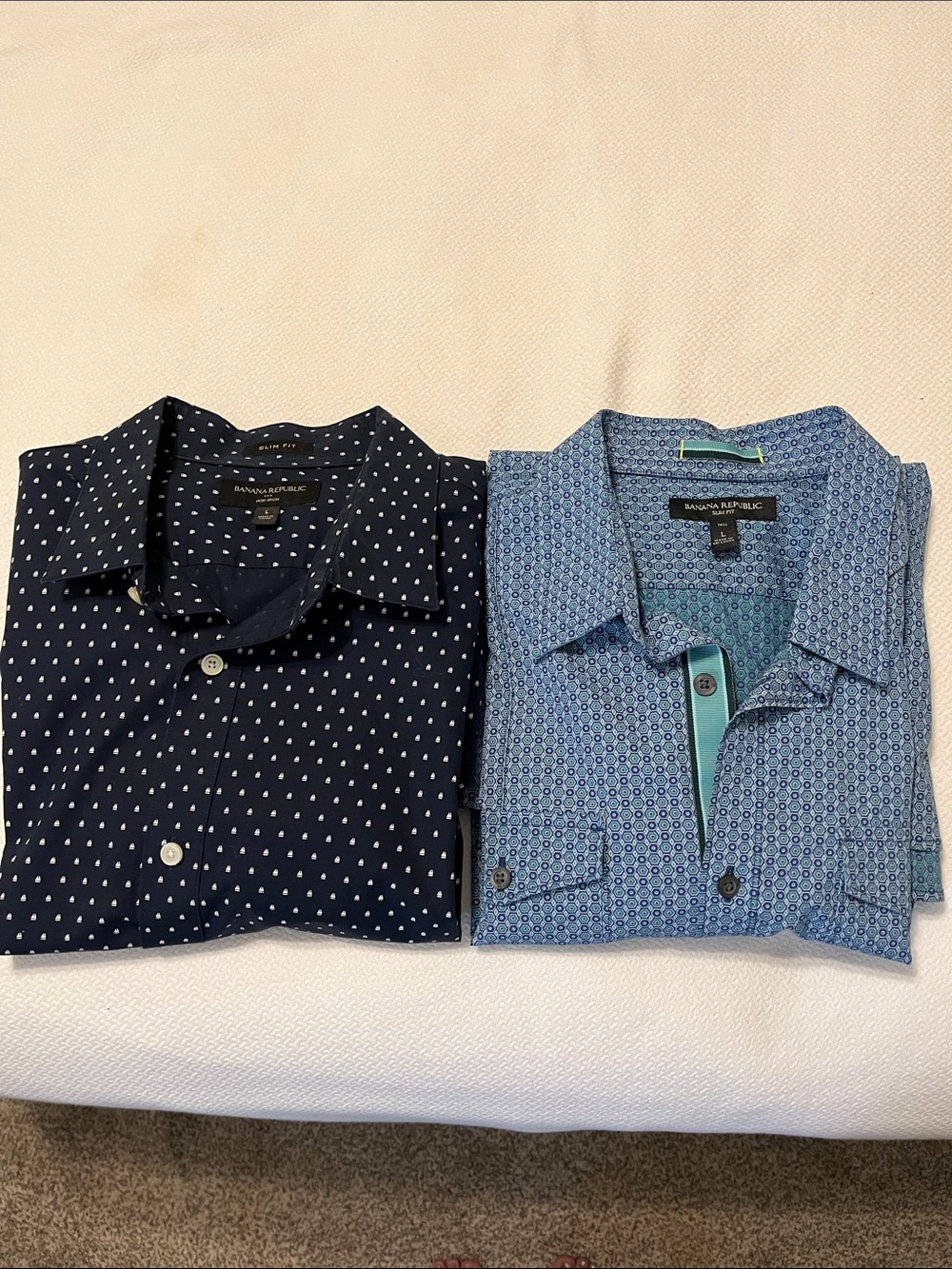 Pair of Banana Republic Blue Casual Button Down Shirts. Men’s Large.